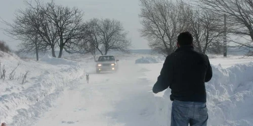 Bărbatul a fost lăsat pe marginea drumului după ce tâlharul l-a dat jos din maşină
