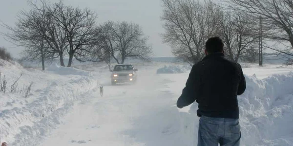 Bărbatul a fost lăsat pe marginea drumului după ce tâlharul l-a dat jos din maşină