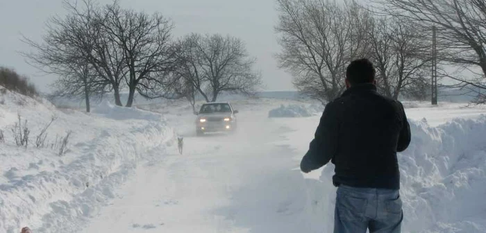 Bărbatul a fost lăsat pe marginea drumului după ce tâlharul l-a dat jos din maşină