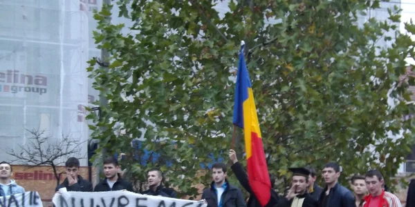 Aproximativ 200 de studenti oradeni au iesit in strada