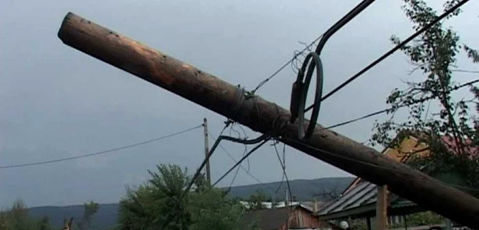 Oamenii au rămas fără telefoane şi curent electric FOTO:adevarul