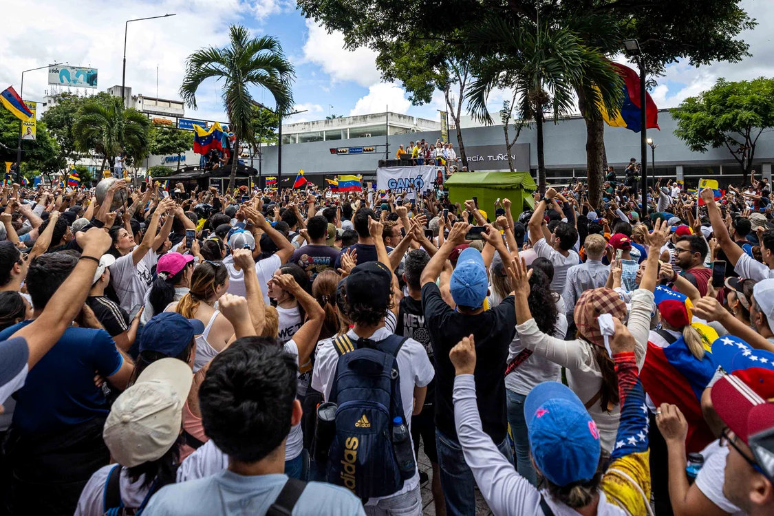 Proteste uriașe în Venezuela, după alegerile prezidențiale. Foto: EPA  