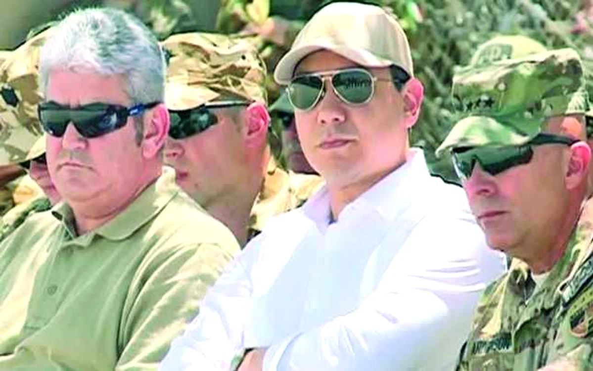Victor Ponta a avut ocazia să viziteze buncărul bazei militare, uşor forţat de alarmă FOTO rtv.net