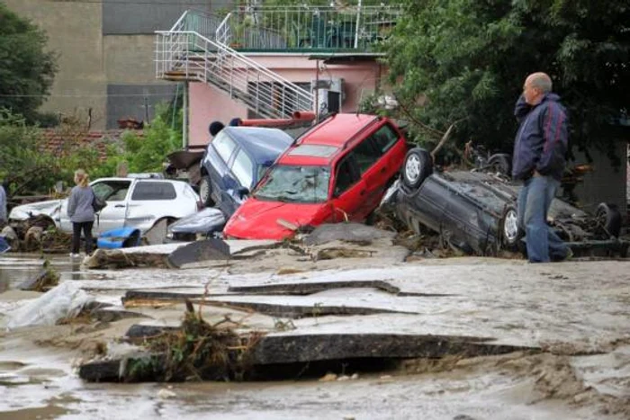 Turiştii români din staţiunea Albena sunt disperaţi deoarece inundaţiile le-au distrus maşinile