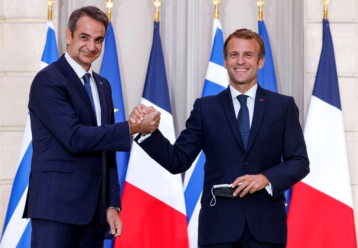 Premierul Mitotakis şi preşedintele Macron după semnarea acordului de asistenţă militară la Palatul Elysee, 28 septembrie. Foto AFP