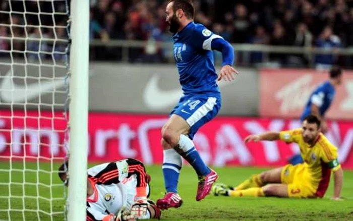 Centrarea lui Torosidis e transformată în gol de Salpingidis. FOTO: Afp
