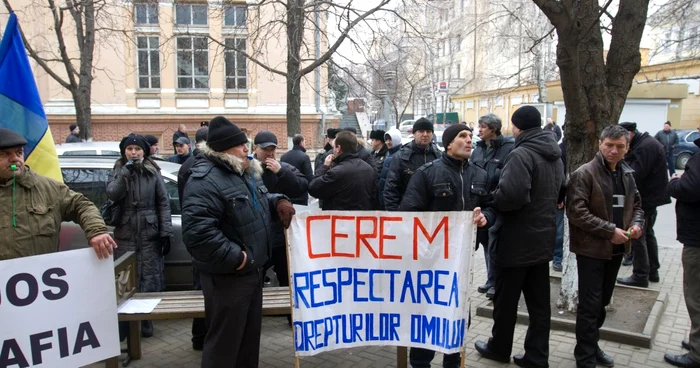 Câteva zeci de refugiaţi din Transnistria au protestat la Primărie