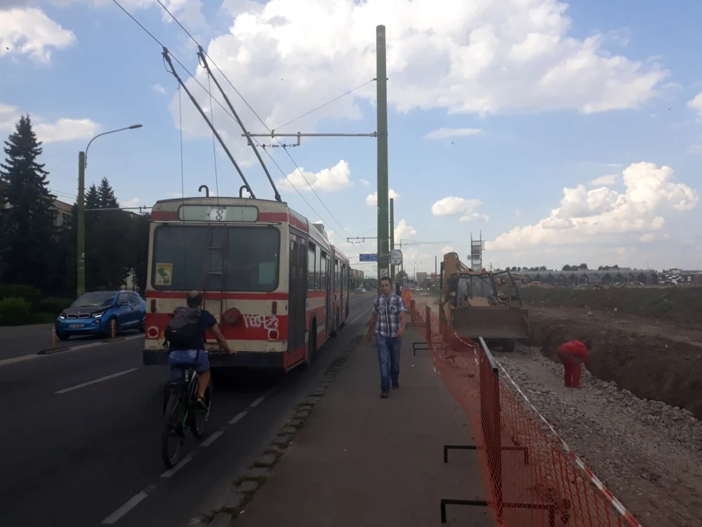 Şi pe bulevardul care face legătuira cu această nouă zonă de interes a Braşovului au demarat lucrările de lărgire a carosabilului cu încă o bandă. Foto: Ionuţ Dincă