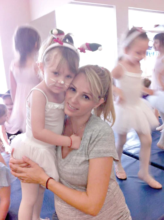 
    Catrinel e mândră  de fiica sa, Sara (3 ani),  care face balet ( Foto: Arhivă personală)  