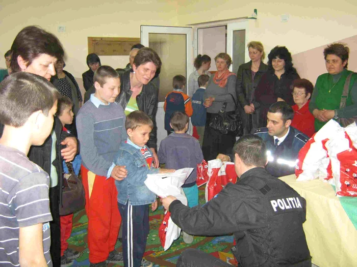 Copiii au primit pachete cu dulciuri