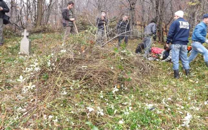 Voluntari în cimitirul de la Balta - Mehedinţi FOTO Corina Macavei