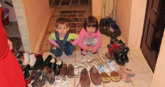 Liana şi Liviu şi-au pregătit ghetuţele şi îl aşteaptă pe moşul