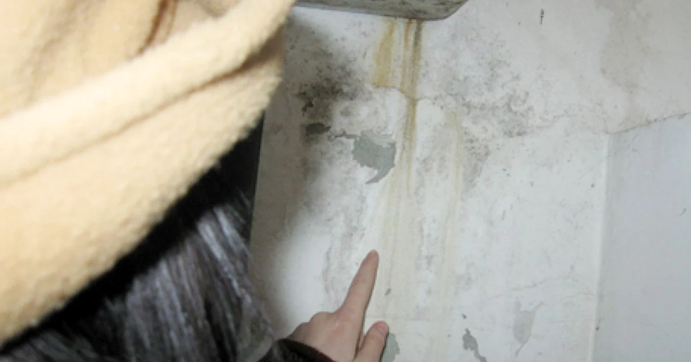 Mucegaiul se instalează pe pereţii din baie mai ales FOTO arhivă Adevărul