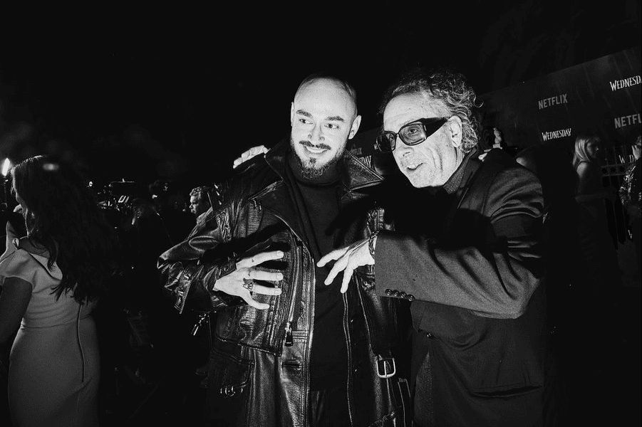 Actorul Victor Dorobanțu, „mâna“ din „Wednesday“, serialul de pe Netflix. Regizorul Tim Burton: „E foarte expresiv“ VIDEO