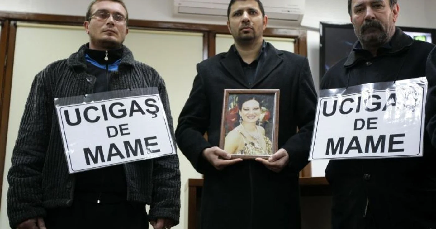 Craiova: Familia sportivei a organizat un protest inedit la cabinetul medicului acuzat.