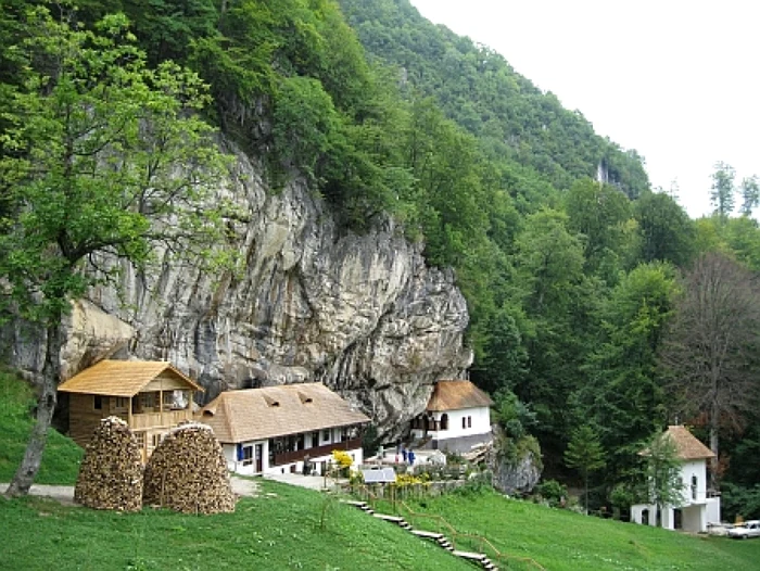 Schitul Pahomie Vâlcea Foto creştin ortodox