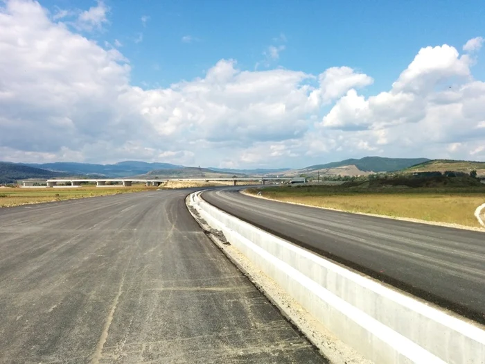 Pe lotul 4 al autostrăzii, s-a turnat primul start de asfalt