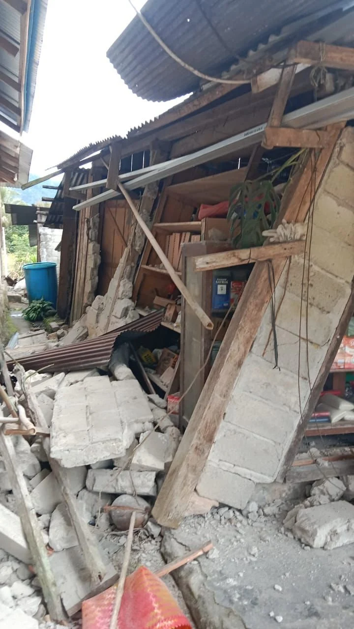 Momentul cutremurului devastator din Indonezia: imagini cu oameni care fug speriați pe străzi, în timp ce clădirile se zguduie violent