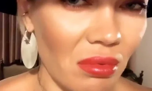 Gina Pistol a pimit un lănțișor cu un zâmbet de la Smiley jpeg