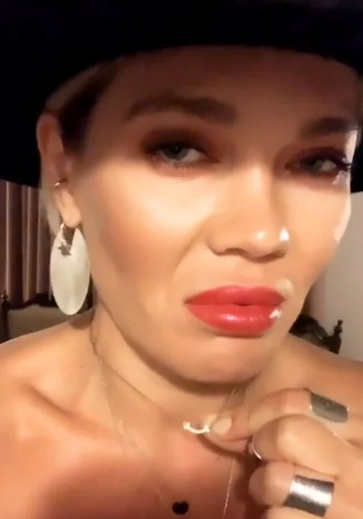 Gina Pistol a pimit un lănțișor cu un zâmbet de la Smiley