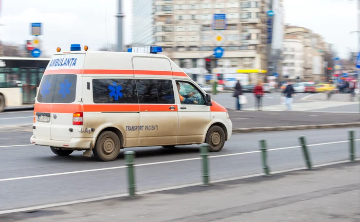Ambulanţa a plecat în trombă spre Spitalul „Sfântul Spiridon” din Iaşi