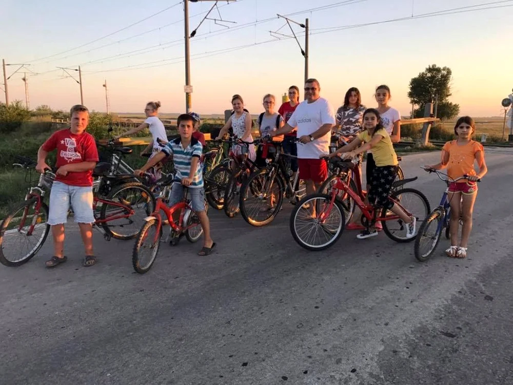 Primarul de la Slobozia Conachi şi o parte dintre copiii biciclişti FOTO Arhiva personală Emil Dragomir
