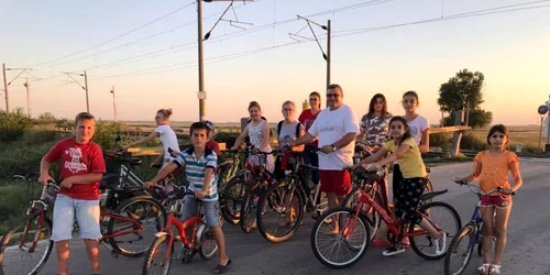 Primarul de la Slobozia Conachi şi o parte dintre copiii biciclişti FOTO Arhiva personală