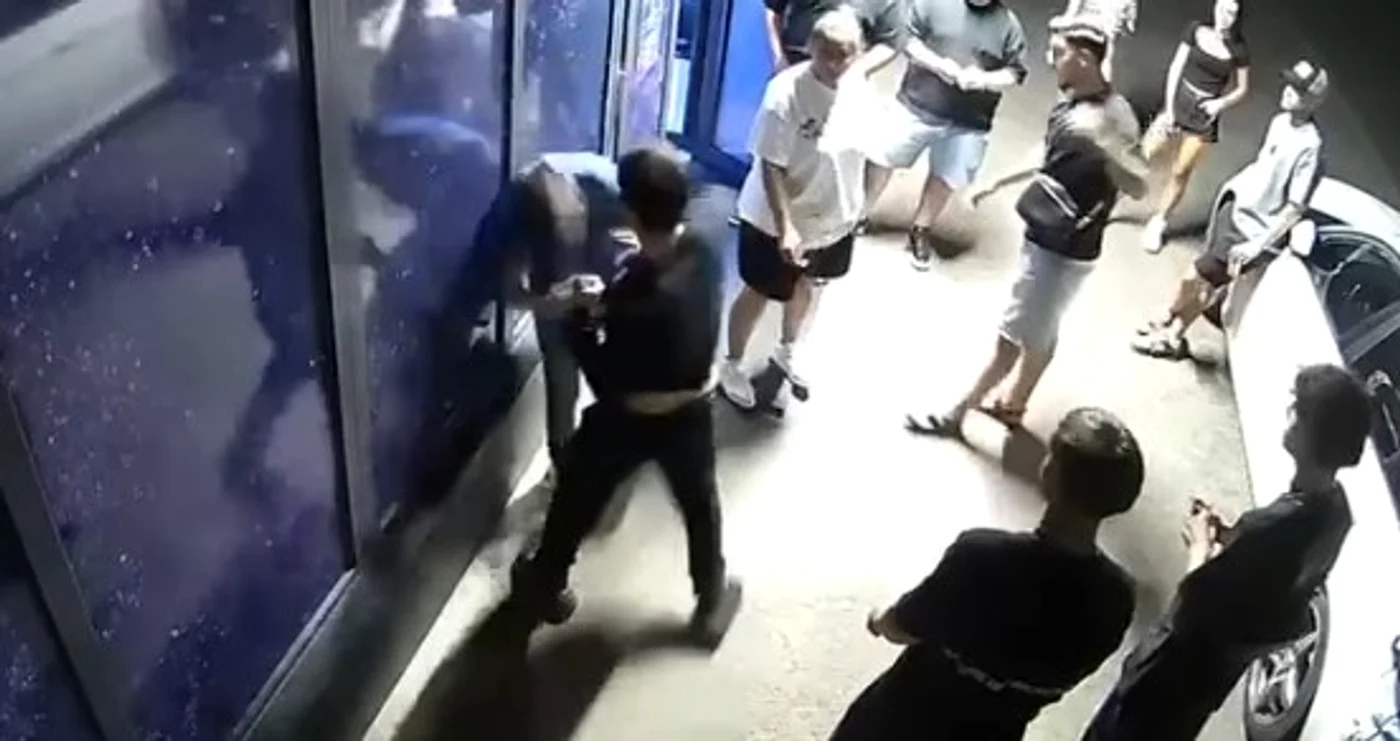 Boxerul și-a lovit adversarul pe nepregătite FOTO Captură video