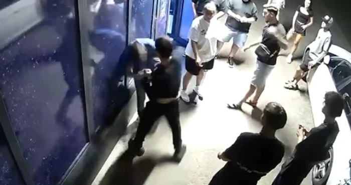 Boxerul și-a lovit adversarul pe nepregătite FOTO Captură video