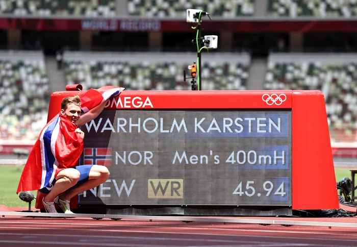 
    Karsten Warholm s-a pozat lângă tabela care a indicat recordul mondial reușitFoto: Guliver / GettyImages  