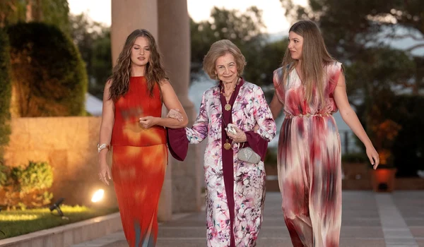 Prințesa Leonor Infanta Sofia și bunica lor profimedia 1120827633 jpg
