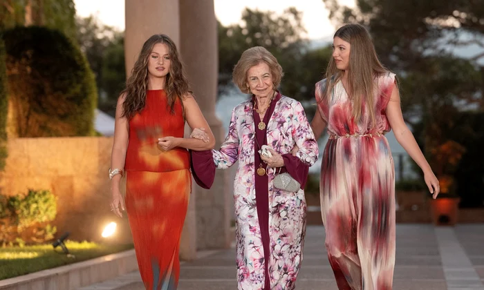 Prințesa Leonor Infanta Sofia și bunica lor profimedia 1120827633 jpg