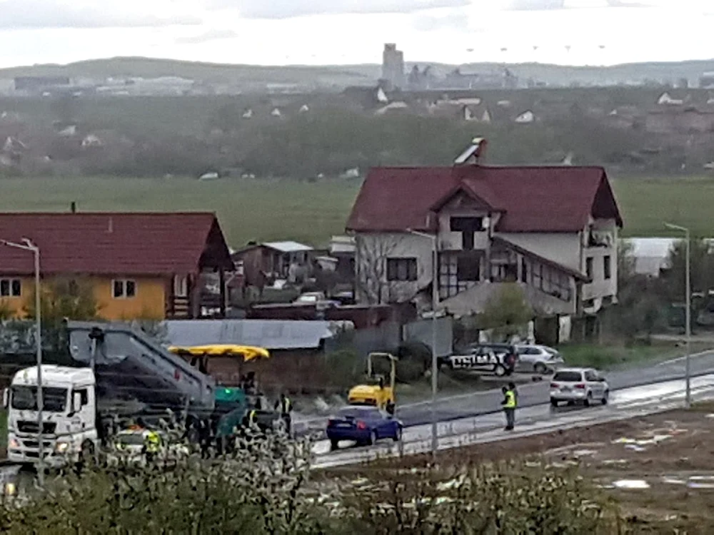 Asfaltare pe ploaie la Sibiu Foto turnulsfatului ro