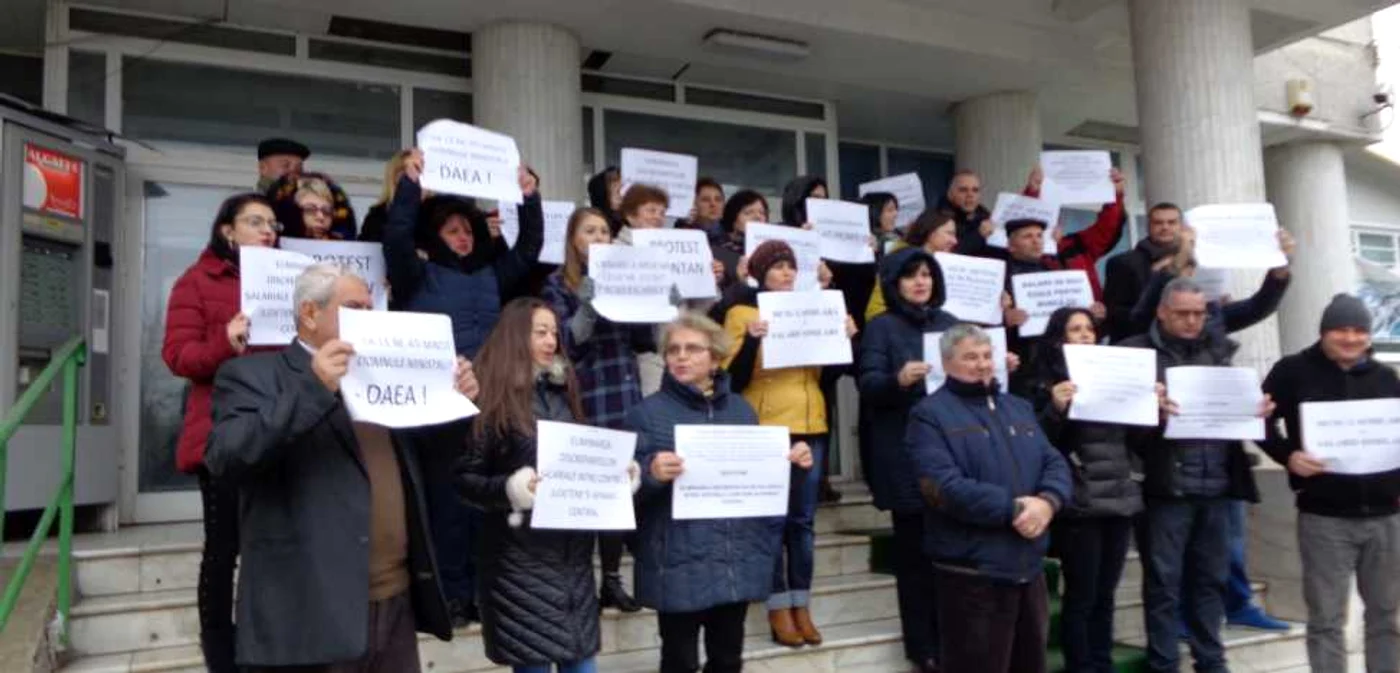 Protestul angajaţilor APIA, început la Olt, ar sta la baza a tot ce li se întâmplă, cred angajaţii