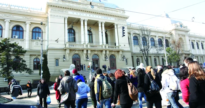 Studenţii de la „Cuza“ sunt nemulţumiţi de modul în care se dau legitimaţiile pentru transport