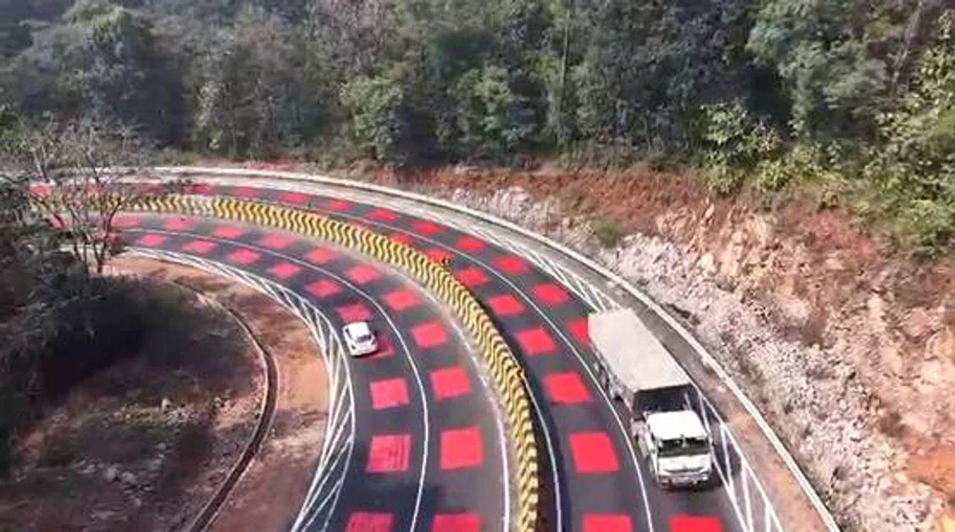 Autostrada cu marcaje roșii în carouri, din India