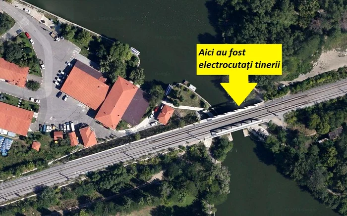 Tinerii au fost electrocutați când încercau să traverseze podul CFR din apropierea străzii Elena Văcărescu