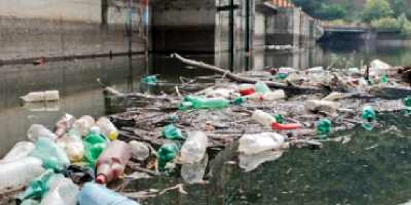Munţii Gilăului, îngropaţi de deşeurile din plastic