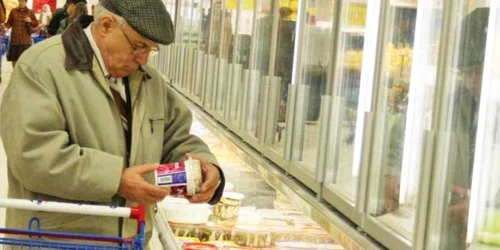 Citiţi cu atenţie eticheta alimentelor înainte de a le cumpăra 