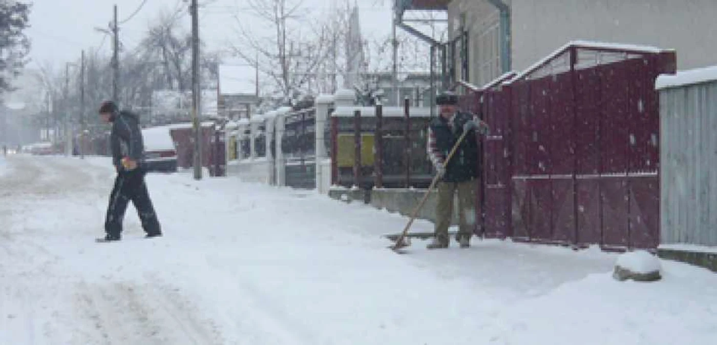 Mulţi suceveni s-au înarmat cu lopeţi şi au curăţat trotuarul din faţa casei