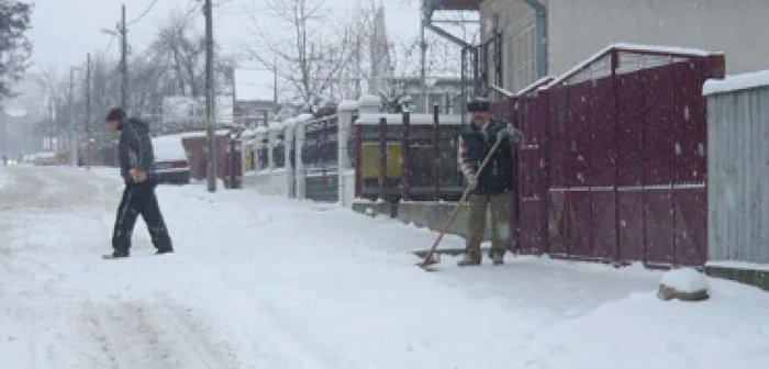 Mulţi suceveni s-au înarmat cu lopeţi şi au curăţat trotuarul din faţa casei