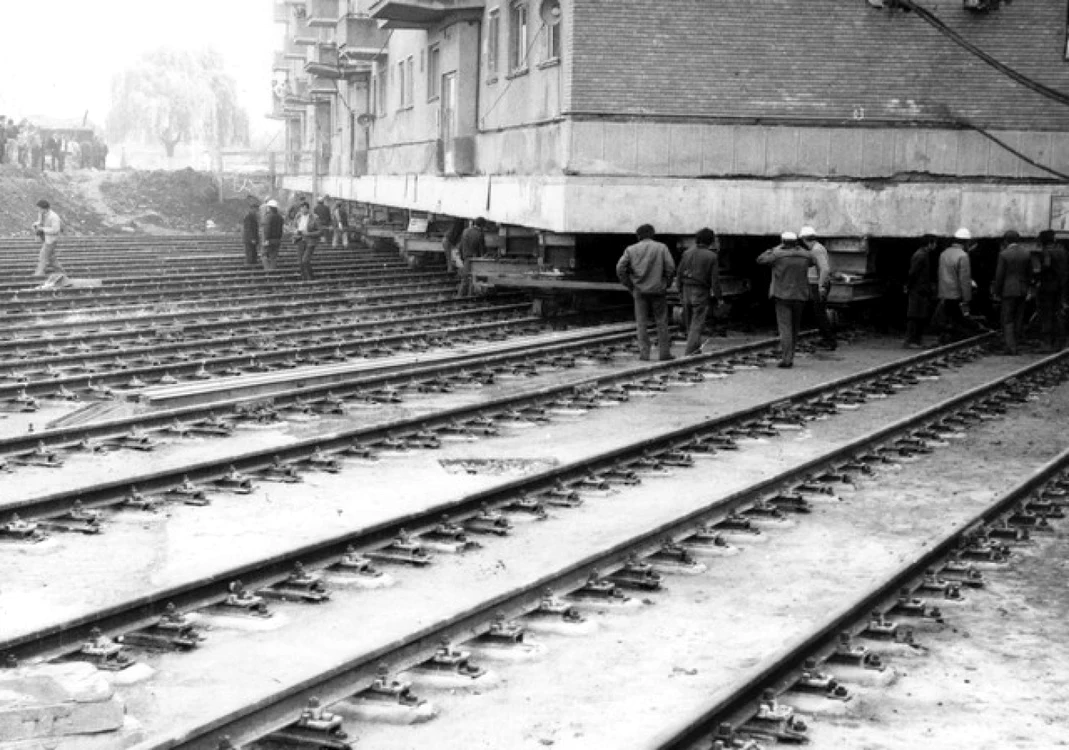 Imagine din 1987, din timpul mutării blocului/Foto Arhivele Naţionale Alba