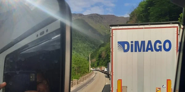 Blocaj în trafic pe Valea Oltului - urmare a lucrărilor la Viaductul Valea Poştei de pe DN7 în Vâlcea Foto Alexandru Nicolae