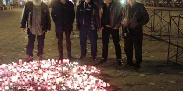 Cei de la Phoenix au aprins lumânări