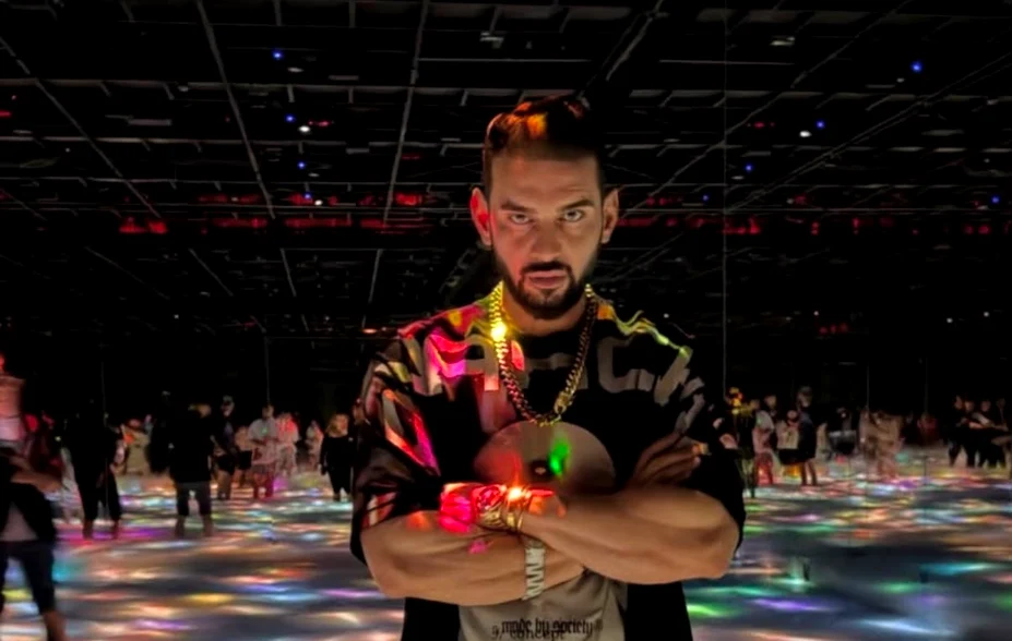 Dorian Popa a ieșit să curețe străzile/ sursa foto: Instagram