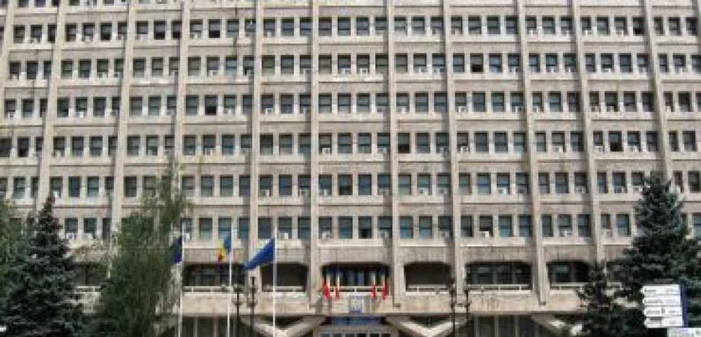 Ploieşti: Funcţionari fără sporuri şi în concedii neplătite