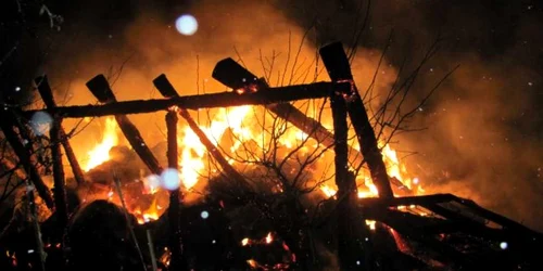 Incendiul a distrus locuinţa din Visterna (foto arhivă)