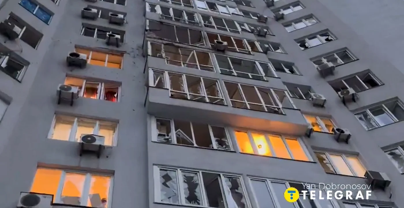 Suflul exploziei a distrus ferestrele unor apartamente. FOTO: captură video X 