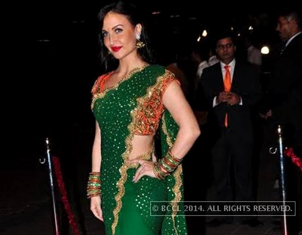 Elli Avram a optat pentru un sari verde şi o bluză portocalie