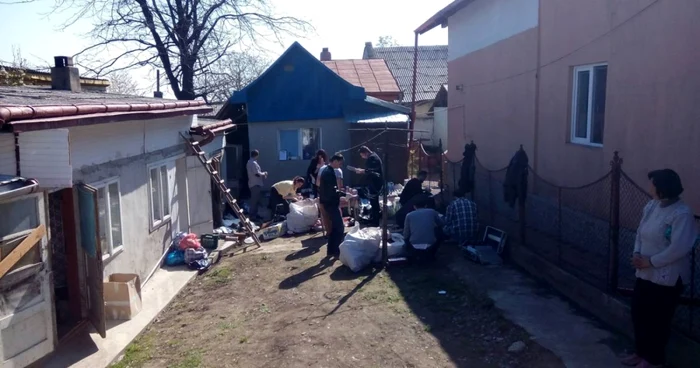 Contrabandiştii din zona Pieţei Mari a Sucevei au fost percheziţionaţi de poliţişti. FOTO Dănuţ Zuzeac